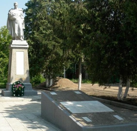 с. Суклея. Слободзейского р-на. Памятник на братской могиле, в которой похоронено 40 воинов