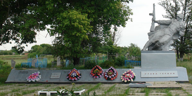 с. Гетмановка Шевченковского р-на. Памятник в центре села, установлен на братской могиле, в которой похоронено 149 воинов, погибших в годы войны