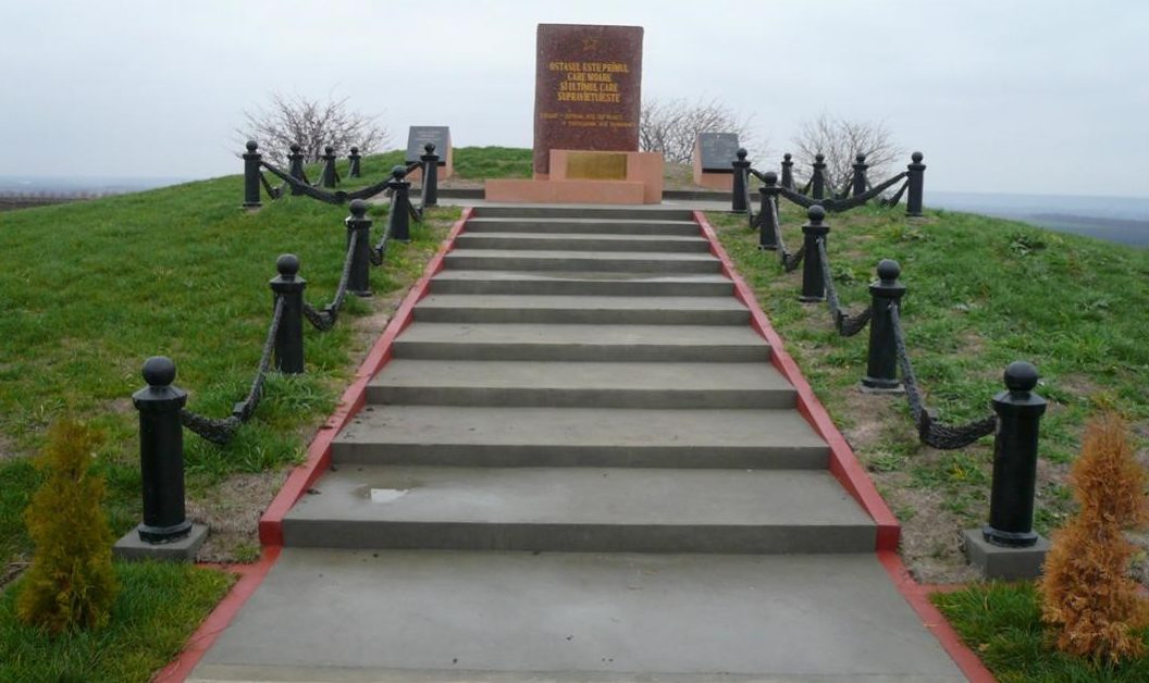 с. Шерпены Новоаненского р-на. Памятник установлен на братской могиле, в котором захоронено от 1,5 до 3 тысяч погибших воинов