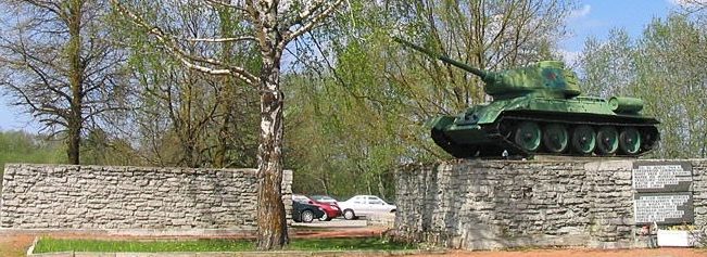 г. Нарва. Памятный знак танк Т-34-85 в память о воинах-освободителях