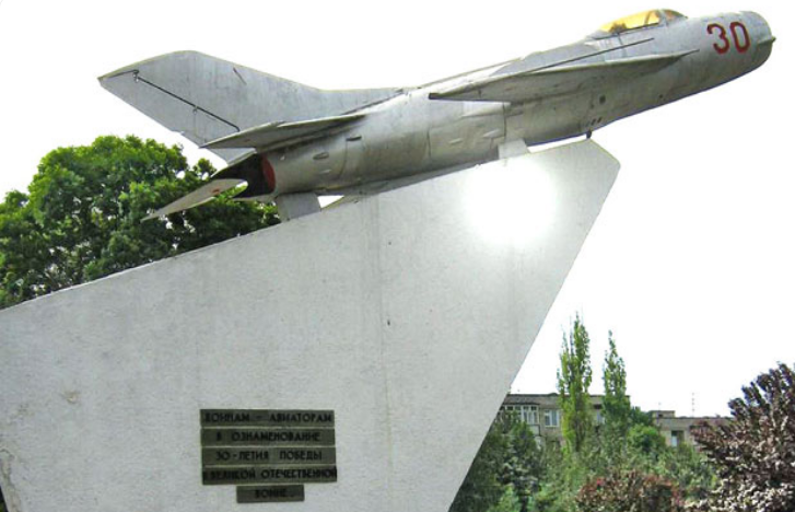 г. Тирасполь. В 1985 году в районе Колкотовая Балка был открыт памятник воинам-авиаторам, лётчикам 17-ой воздушной армии, освобождавшей Тирасполь в составе 3-го Украинского фронта. На памятном монументе установлен истребитель МиГ-19