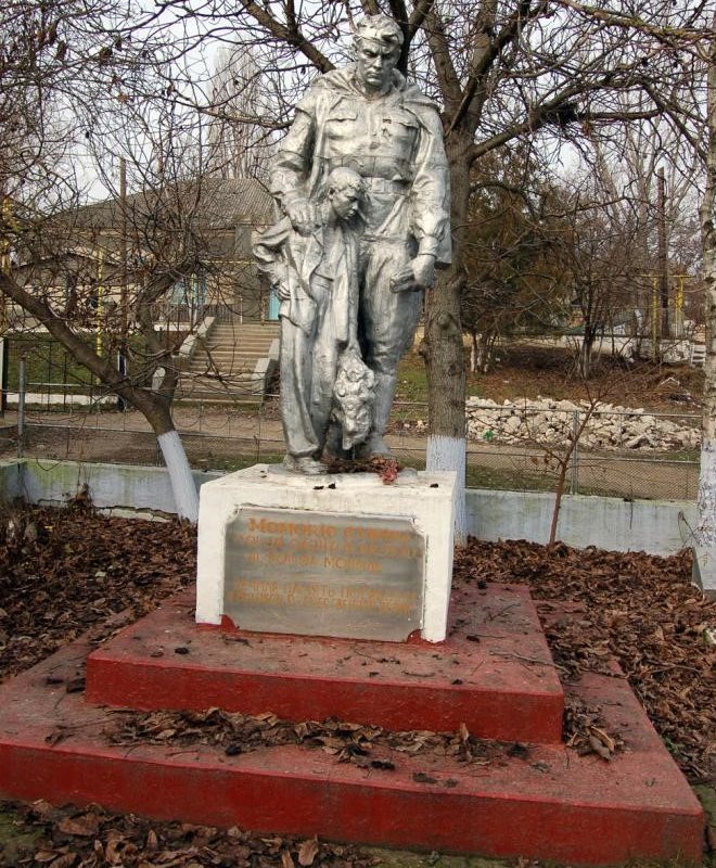 с. Шерпены Новоаненского р-на. Памятник у школы воинам, погибшим в годы Великой Отечественной войны