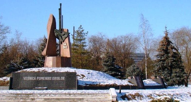 г. Ниспорены. Мемориал на братской могиле, в которой захоронено 28 воинов