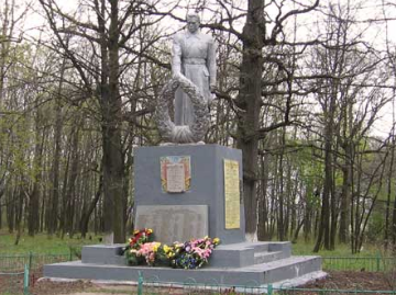 п. Кочеток Чугуевского р-на. Памятник установлен на братской могиле, в которой похоронено 146 воинов, погибших при освобождении села