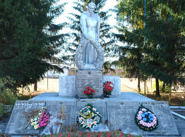 п. Малиновка Чугуевского р-на. Памятник в центре села установлен на братской могиле, в которой похоронено 840 воинов, погибших в боях в годы войны