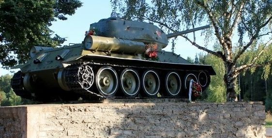 п. Сийвертси. Памятный знак танк Т-34-85, установленный на берегу реки Нарова в 1970 году в месте форсирования реки в 1944 году