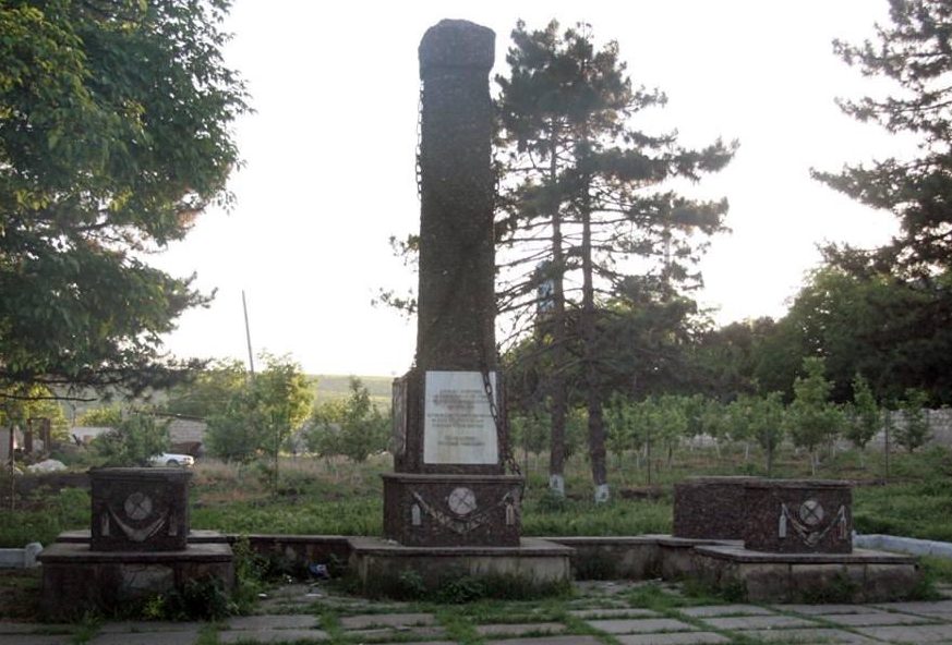 с. Пересечино Оргеевского р-на. Памятник воинам Великой Отечественной войны, демонтированный в марте 2016 года