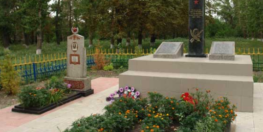 с. Новониколаевка Шевченковского р-на. Обелиск установлен на братской могиле, в которой похоронено 74 советских воина