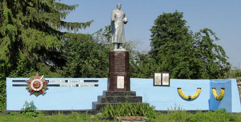 с. Огурцовка Шевченковского р-на. Памятник установлен на братской могиле, в которой похоронен 21 воин