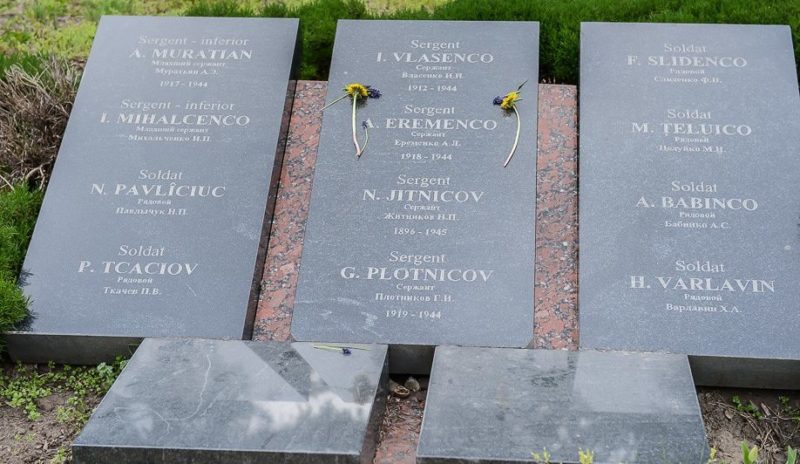 Мемориальные плиты с именами погибших