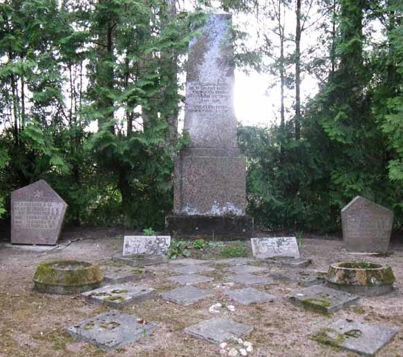 д. Вилина, волость Йыгева. Братская могила на кладбище Лайусе, в которой похоронено 13 воинов
