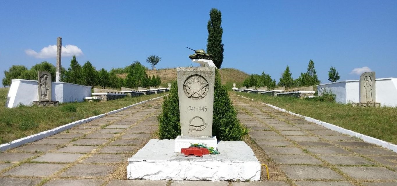с. Чинишеуцы Резинского р-на. Общий вид мемориала «Бессмертие»
