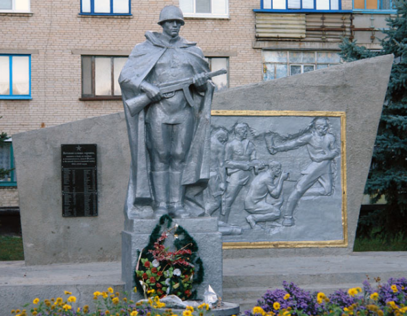 п. Чкаловское Чугуевского р-на. Памятник установлен на братской могиле, в которой похоронено 162 советских воина