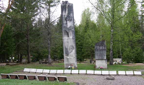 п. Сиимусти, волость Йыгева. Братская могила на кладбище, которой похоронено 27 воинов