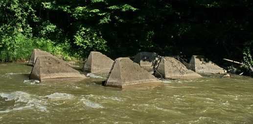 Противотанковые тетраэдры на реке Латорица