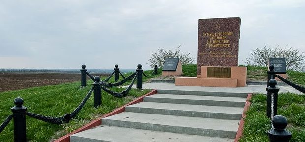 Воинское захоронение «Курган Славы», где похоронено 2700 воинов, павших в боях на плацдарме в 1944 г.