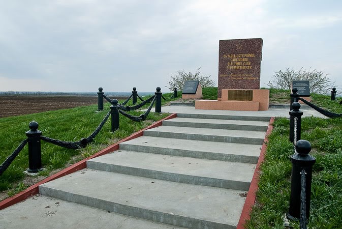 Воинское захоронение «Курган Славы», где похоронено 2700 воинов, павших в боях на плацдарме в 1944 г.
