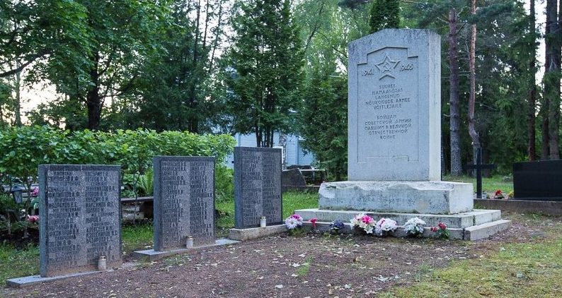 г. Выру. Памятник и братские могилы погибших в годы войны