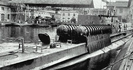 Подлодка с «Шире» с тремя цилиндрами-контейнерами на палубе для управляемых торпед