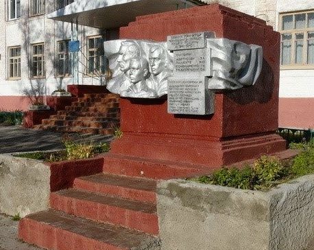 п. Высокий Харьковского р-на. Монумент на территории школы в память о погибших на войне учителях и учениках