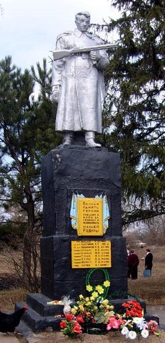 с. Жовтневое Харьковского р-на. Памятник в центре села, установлен на братской могиле, в которой похоронено 7 советских воинов