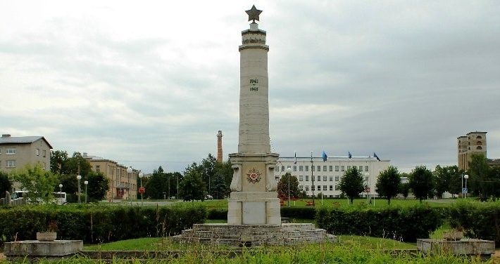 г. Раквере. Обелиск в парке в районе Каштанового бульвара, установленный в 1951 году в память о бойцах 305-й дивизии, павших в 1944 году