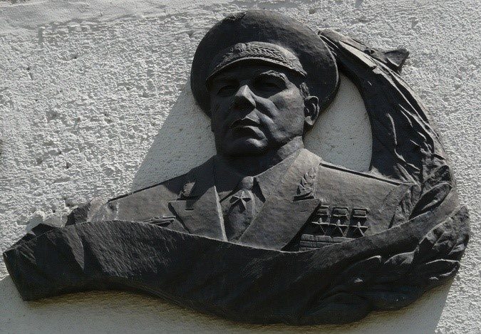 г. Чугуев. Памятный знак трижды Герою Советского Союза Кожедубу И.Н. на улице его имени.