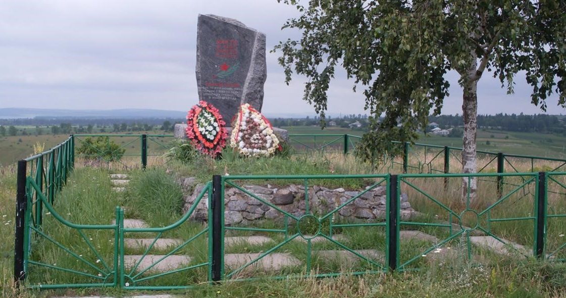 с. Дуруиторы Рышканского р-на. Памятник на братской могиле, в которой похоронено 7 воинов 404 стрелкового полка, 176 стрелковой дивизии, погибших в 1941 году