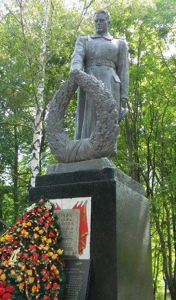 п. Эсхар Чугуевского р-на. Памятник в поселковом парке, установлен на братской могиле, в которой похоронено 141 советский воин, погибший в годы войны