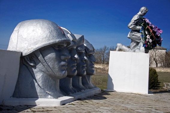 с. Бутор Григориопольского р-на. Памятник на братской могиле, в которой похоронено 913 воинов
