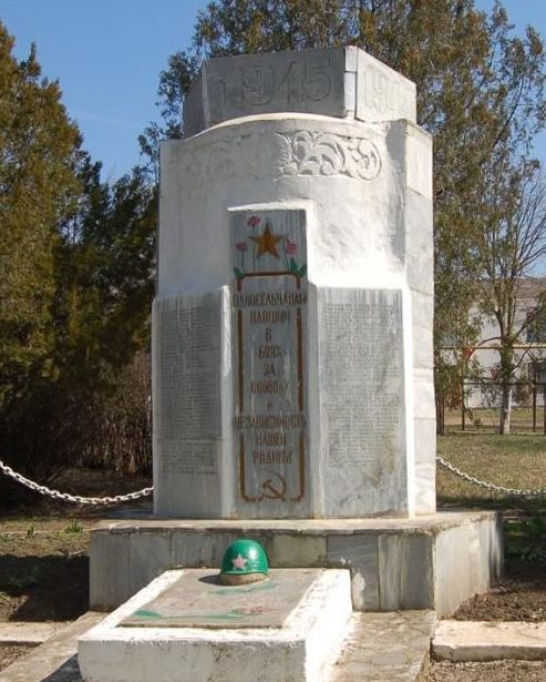 с. Бычок Григориопольского р-на. Памятник установлен на братской могиле, в которой похоронено 155 воинов