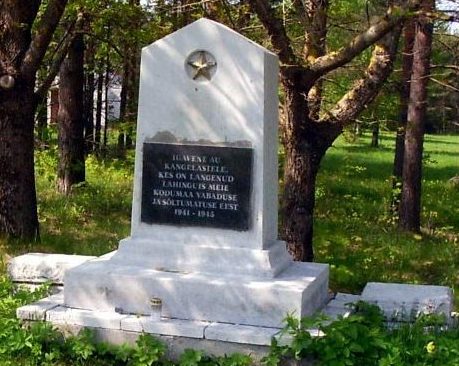 п. Тууди, Лихульская волость. Памятник на братской могиле советских воинов