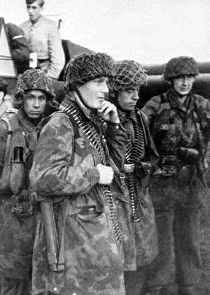 Солдаты 500-го парашютного батальона готовятся к операции «Rösselsprung» в Югославии