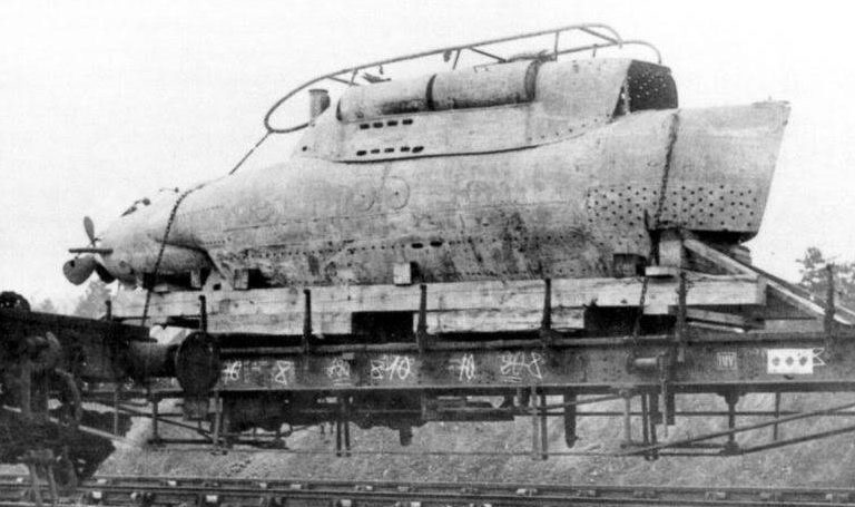 Сверхмалая подлодка СА на железнодорожной платформе. 1945 г.