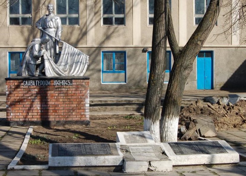 г. Григориополь. Памятник на братской могиле по улице Ф.Э.Дзержинского, 27, в которой похоронено 67 воинов
