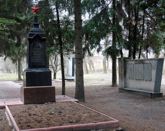 п. Коммунист (с 2016 года Докучаевское) Харьковского р-на. Памятник установлен на братской могиле, в которой похоронен 301 советский воин
