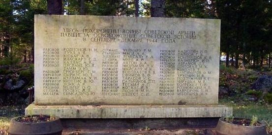 п. Ханила, Ханильская волость. Стела сельское кладбище, установленная на братской могиле советских воинов