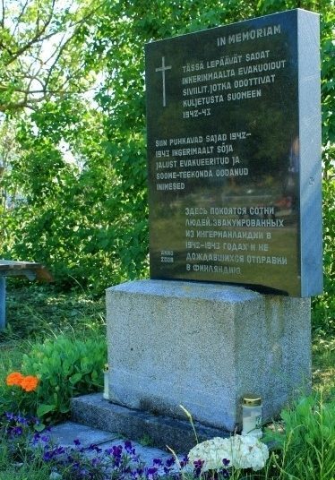 г. Палдиски. Памятник ингерманландцам на Русском кладбище, установленный в 2008 году