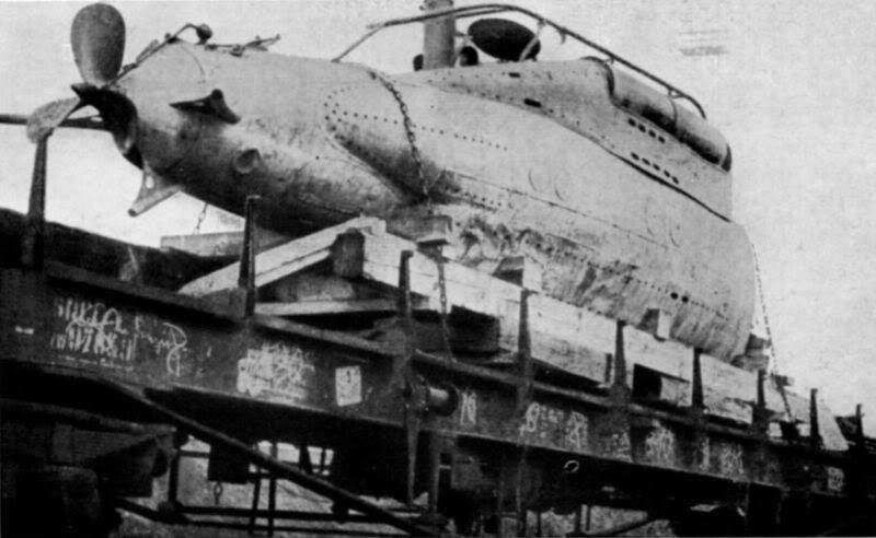 Сверхмалая подлодка СА на железнодорожной платформе. 1945 г.