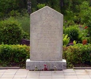 п. Михкли, Коонгская волость. Обелиск на братской могиле, в которой похоронено 12 советских воинов