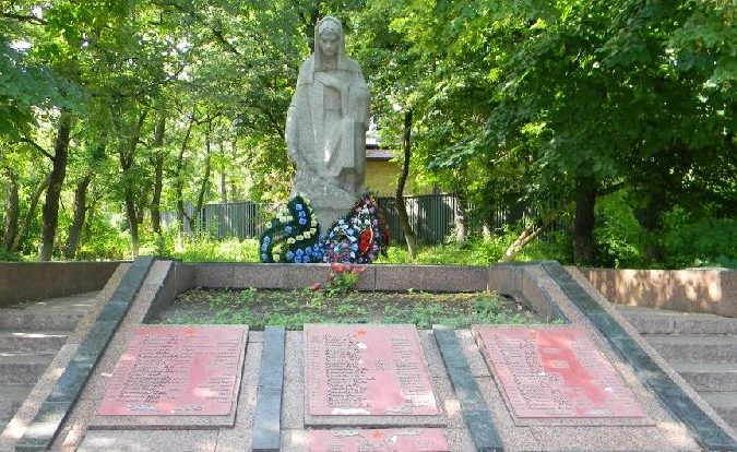 п. Кулиничи Харьковского р-на. Памятник погибшим воинам