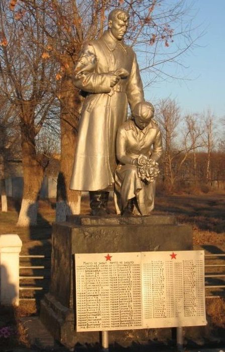 п. Кутузовка Харьковского р-на. Памятник по улице Школьной, установлен на братской могиле, в которой похоронено 500 советских воинов