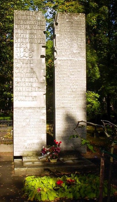 г. Пярну. Братская могила советских воинов на старом городском кладбище
