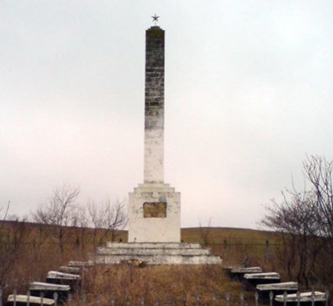с. Грэсены Унгенского р-на. Памятник, установлен на братской могиле, в которой похоронено 154 воина