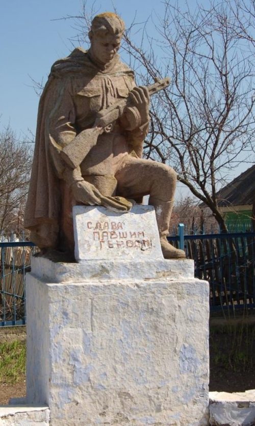 с. Токмадзея Григориопольского района. Памятник на братской могиле, в которой захоронено 166 воинов