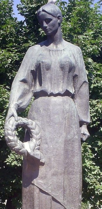 Скульптура матери на мемориале
