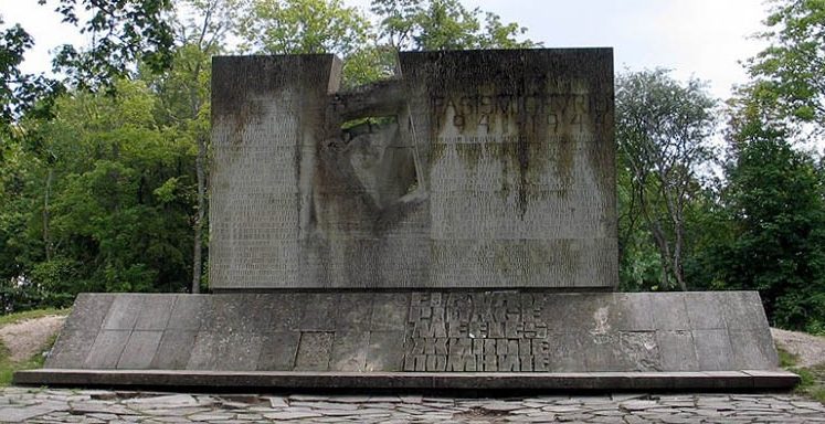 г. Курессааре остров Сааремаа. Памятник жертвам фашизма, открытый в 1965 году. Скульптор Матти Варик