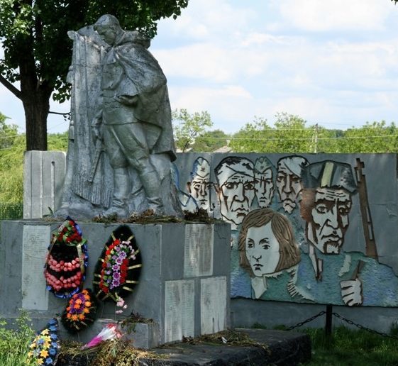 с. Бравича Каларашского р-на. Памятник воинам, погибшим в годы войны