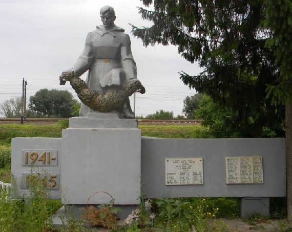 г. Мерефа Харьковского р-на. Памятник установлен на братской могиле, в которой похоронено 90 воинов, погибших при освобождении города