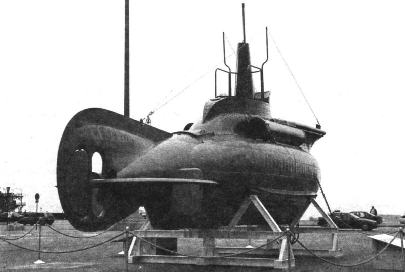 Подводная лодка СВ, выставленная на площади в Триесте